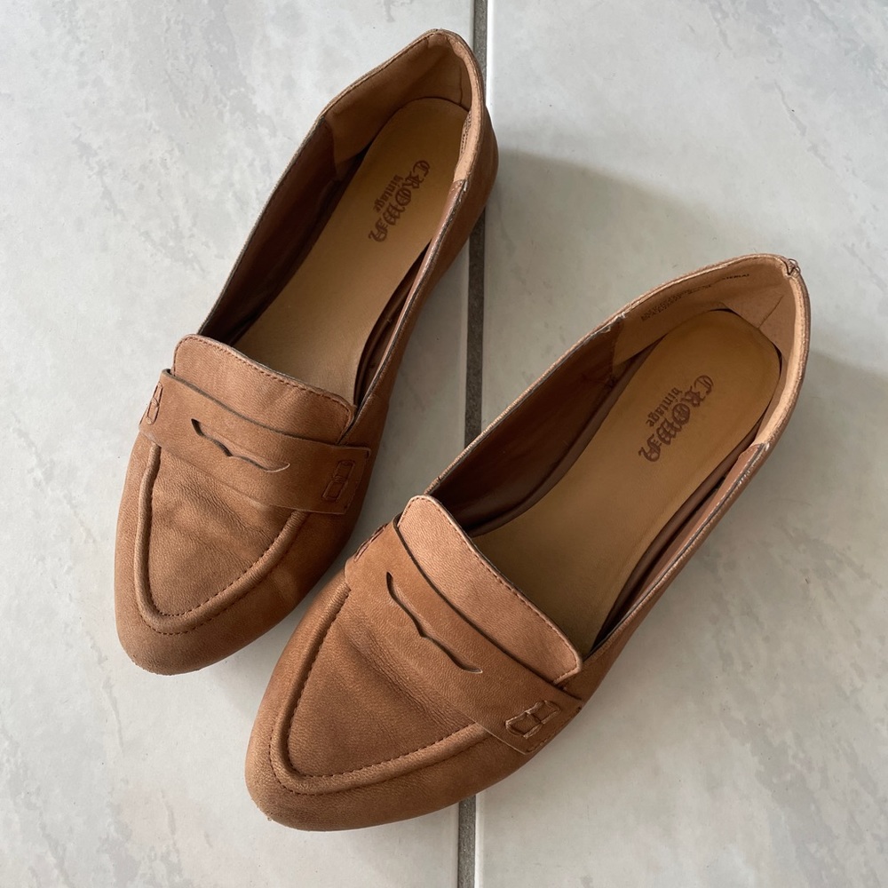 Crown Vintage Marion Leather Loafer (size 6.5)